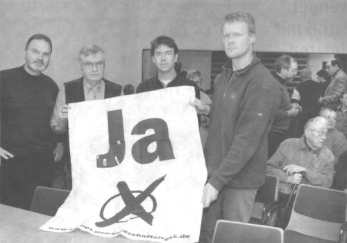 Das Sprecherteam der Bürgerinitiative "Stoppt den Landschaftsfraß" stellte auf der Vollversammlung am Donnerstag die Plakate für den "Wahlkampf" zum Bürgerentscheid am 9. Februar vor.