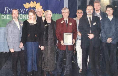 Peter Konitzer (l.), Britta Richter (2. v.l.), Rudolpf Lauer (3 v.l.), Erika Roß (4. v.l.) und Detlef Weinbrenner (4. v.r.) zeichneten die BI "Stoppt den Landschaftsfraß" aus, für die Hans Gurschinski (M.), Bernd Lüger (3. v.r), Oliver Danne (2. v.r.) und Bernd Gregarek den Preis am Freitagabend im Foyer der Musikschule entgegen nahmen. (Foto: Günther Goldstein)