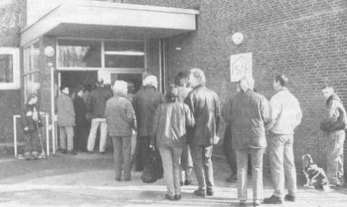 Schlangen sogar mittags vor dem Wahllokal Heikenbergschule in Alstedde. Foto: B-K