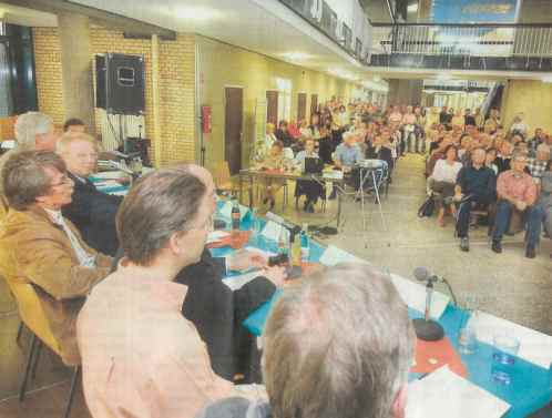 Im LÜNTEC fand die Jahreshauptversammlung der Unternehmerinitiative "Pro Lünen" statt. 84 Teilnehmer waren gekommen, um den Ausführungen des Vorstandes um Hubert Tenberge (rechts) zu folgen. Insgesamt hat der Verein einen Mitgliederzuwachs von 21 Firmen zu verzeichnen. Foto: Naders