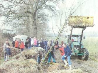 Zum 3. Jahrestag des Bürgerentscheids pflanzte die BI "Stoppt den Landschaftsfraß" einen Baum. RN-Foto: Günther Goldstein