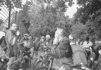 Stadtplaner Thomas Berger (l.) erklärte den Radfahrern bei der Tour des Bürgermeisters auch die geplante "Innenverdichtung" zwischen Otto- und Ferdinandstraße. Foto: Heinrich Peper