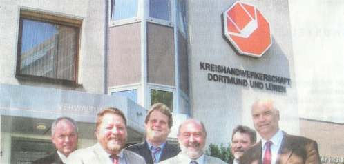Luden zum "Handwerk vor Ort": (v.l.) Günter Reichel (Hauptgeschäftsführer der Kreishandwerkerschaft), stellv. Kreishandwerksmeister Adam Gungl, Stadthandwerksmeister Erik Pamp, Kreishandwerksmeister Peter Burmann, Ernst Wölke (Hauptgeschäftsführer der Handwerkskammer) und Kammerpräsident Otto Kentzler. RN-Foto Dieter Hirsch